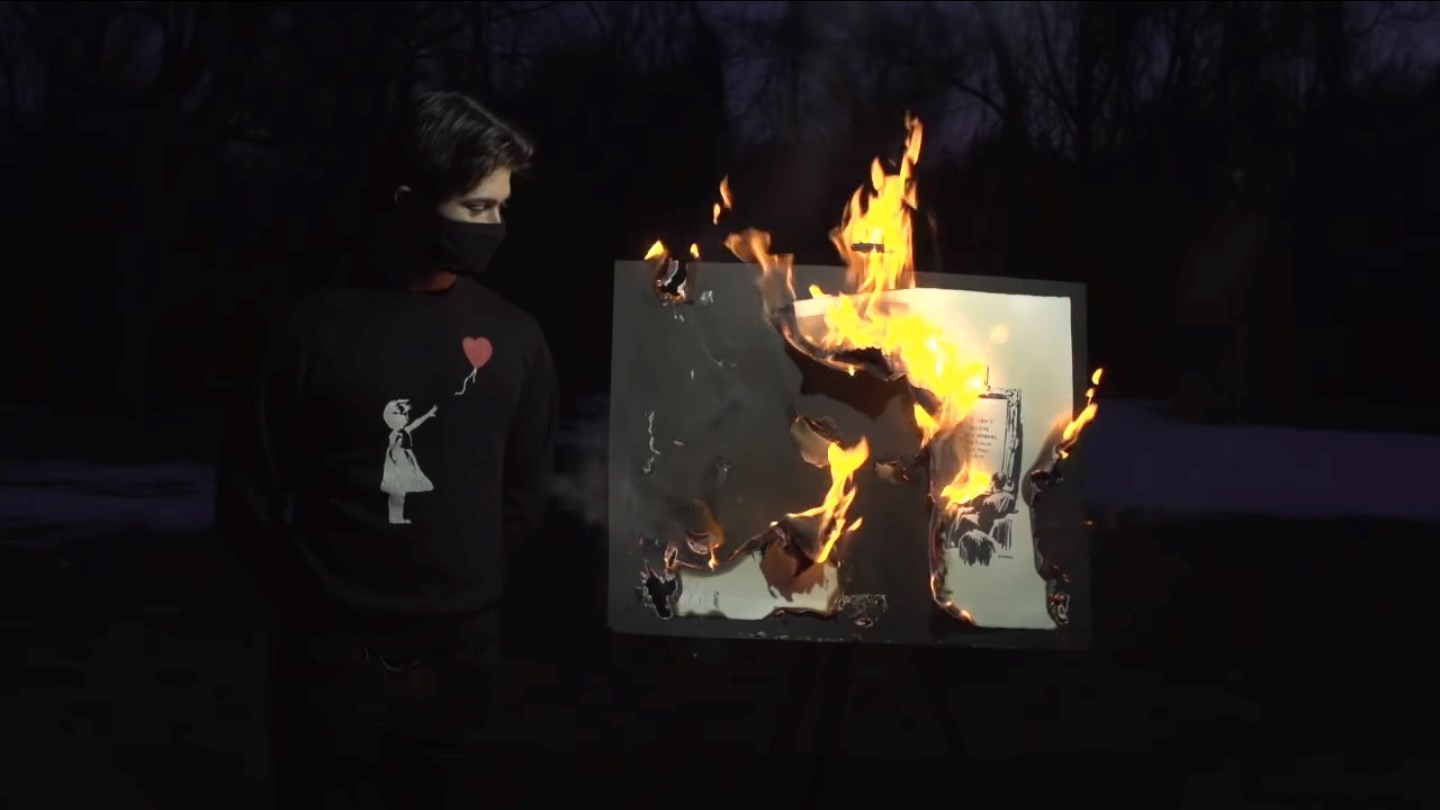 그림2) 뱅크시의 작품을 불태우는 비디오 장면.jpg