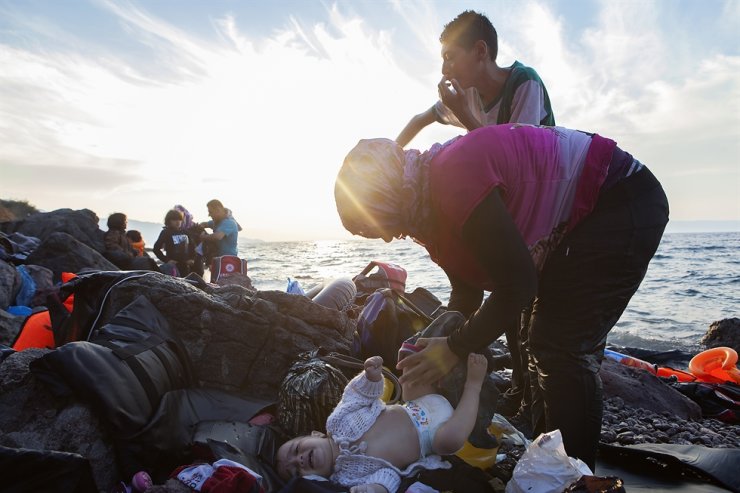 7-3-서성록-그림1) 전해리, 그리스 섬인 레스보스 해안에 착륙한 직후 아기의 기저귀를 갈아주고 있는 시리아 여인,2015년작 (1)-.jpg
